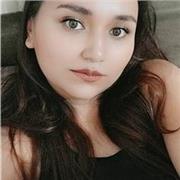 Profesora de idioma portugués con experiencia en Brasil dictándole a jóvenes español